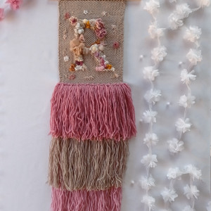 Makatka z imieniem i kwiatami, litera makrama