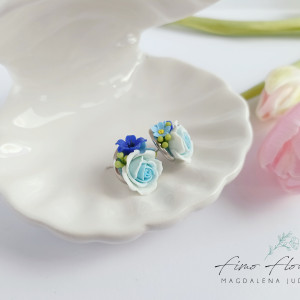 Kolczyki z niebieską różą