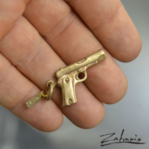 Wisior Pistolet Brąz Zahario