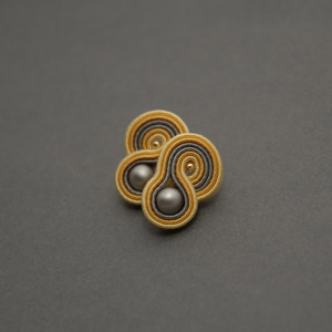 małe, żółto-szare kolczyki sutasz