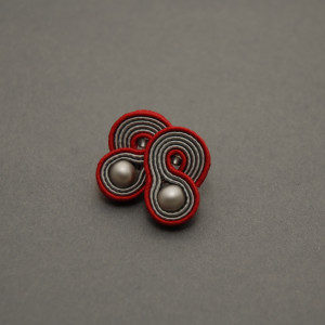 małe, szaro-czerwone kolczyki sutasz