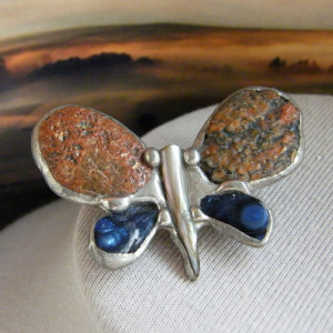 Broszka motyl otoczaki i granat