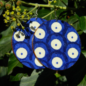 Kolczyki drewniane Bolesławiec, biżuteria boho etno folk, duże kolczyki koła, kolczyki biało niebieskie w kropki, Frida, hippie, flamenco