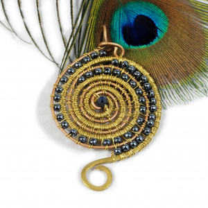 Szafir, Mosiężny wisior z fasetowaną kuleczką szafiru, ręcznie wykonany, prezent dla niej, prezent dla mamy, biżuteria inspirowana Grecją