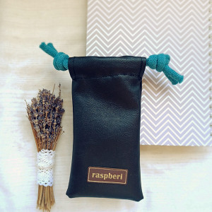 Czarne skórzane etui na okulary