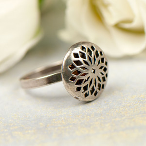 Srebrny pierścionek z ażurową koroną a421