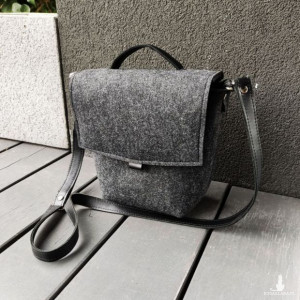 Filcowa torebka z klapą - damska torebka - grafitowa