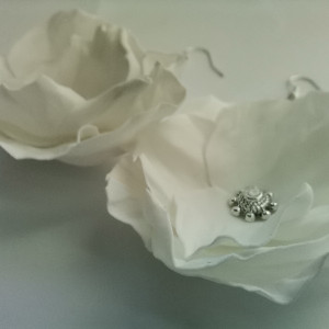 Kolczyki ślubne biale kwiaty