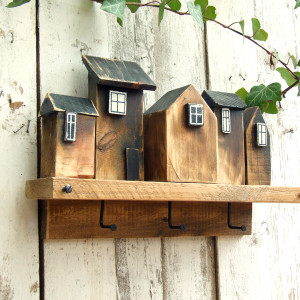Drewniany wieszk z domkami - brązowy
