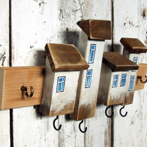 Drewniany wieszaczek na klucze z białymi domkami