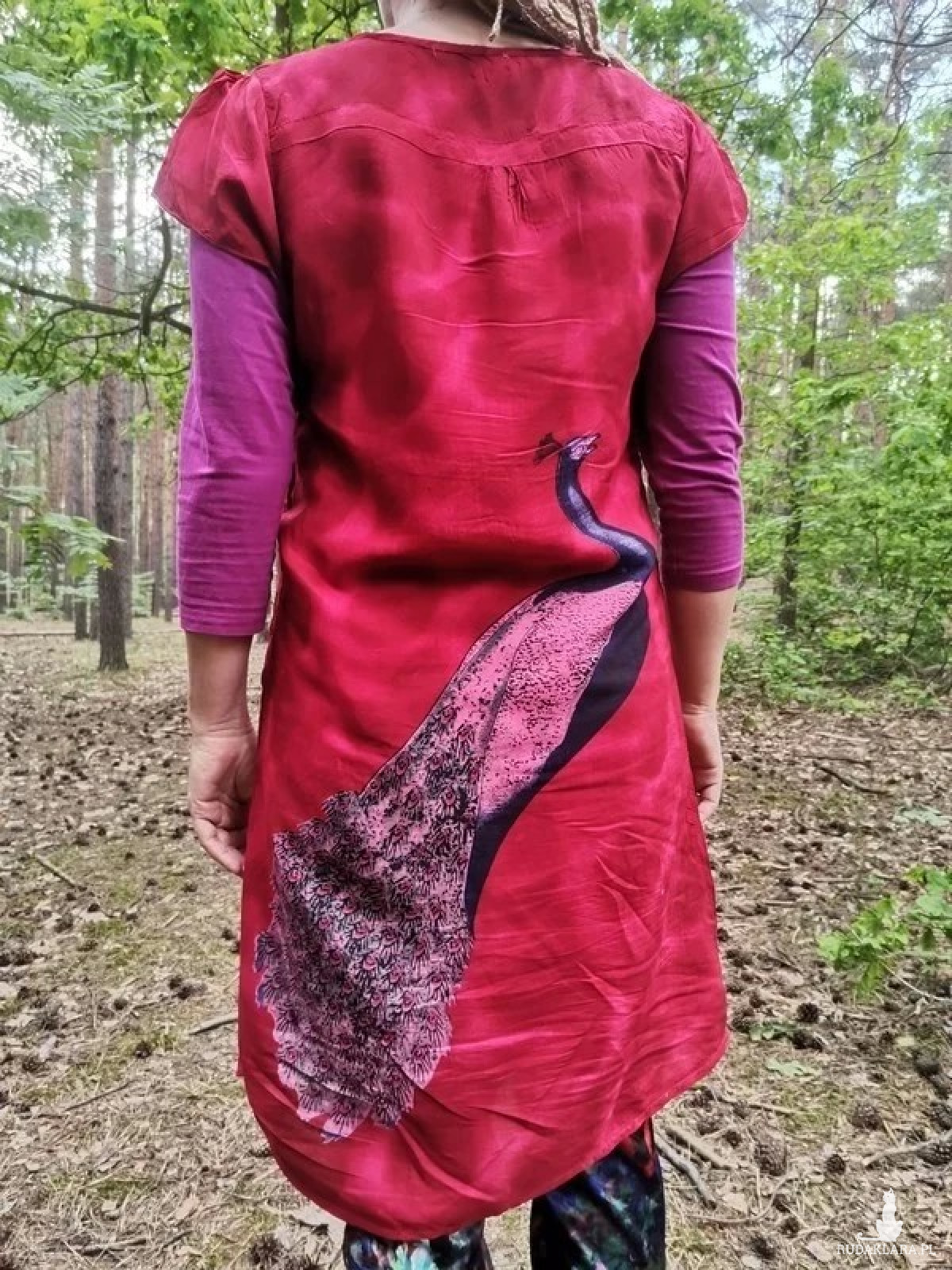 Czerwona sukienka z pawiem