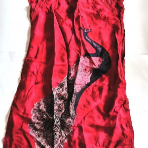 Czerwona sukienka z pawiem