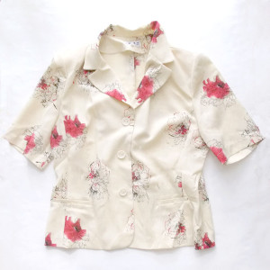 xxl żakiet z krótkim rękawem, xxl bluzka z krótkim rękawem, xxl żakiecik, xxl bluzeczka, kremowa bluzka xxl, kremowy żakiet xxl, żakiet w kwiaty, bluzka w kwiaty