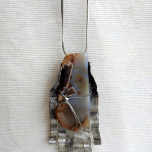 Wisior, zawieszka z agatem "Wodospad"