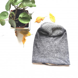 Czapka w odcieniach szarości i błękity