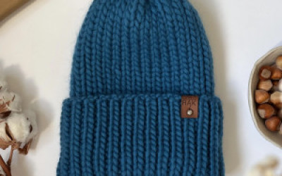 Fajne wzory na czapkach – modne czapki na wiosnę i rękodzieło z charakterem