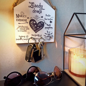Drewniany wieszak na klucze "Zasady domu"