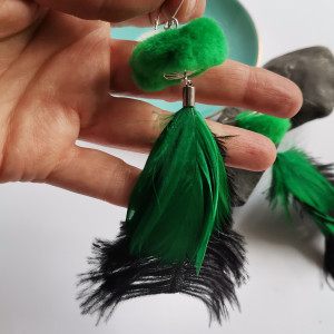 Kolczyki zielone pióra pompony