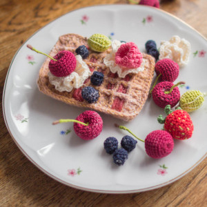 Gofr z bitą śmietaną i owocami