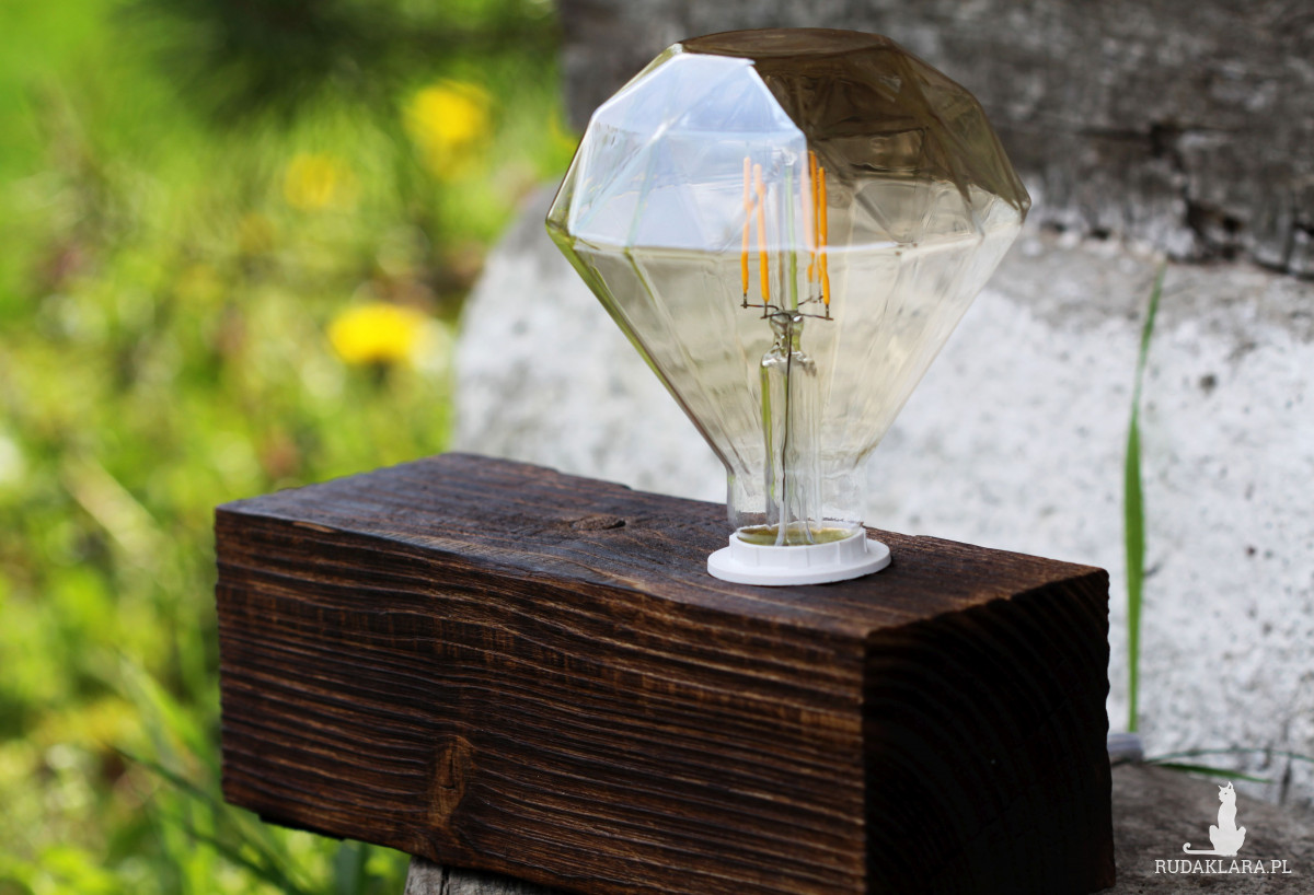 Rustykalna lampa stołowa z opalanego drewna świerkowego, drewniana lampka nocna