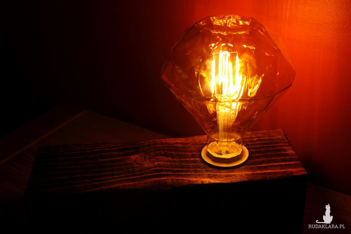 Rustykalna lampa stołowa z opalanego drewna świerkowego, drewniana lampka nocna