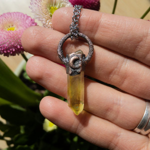 Wisior z żółtym kwarcem aura - oprawa miedziana