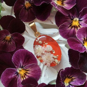 złota zawieszka złoty wisiorek naszyjnik kwiaty żywica epoksydowa jubilerska z kwiatami gipsówka