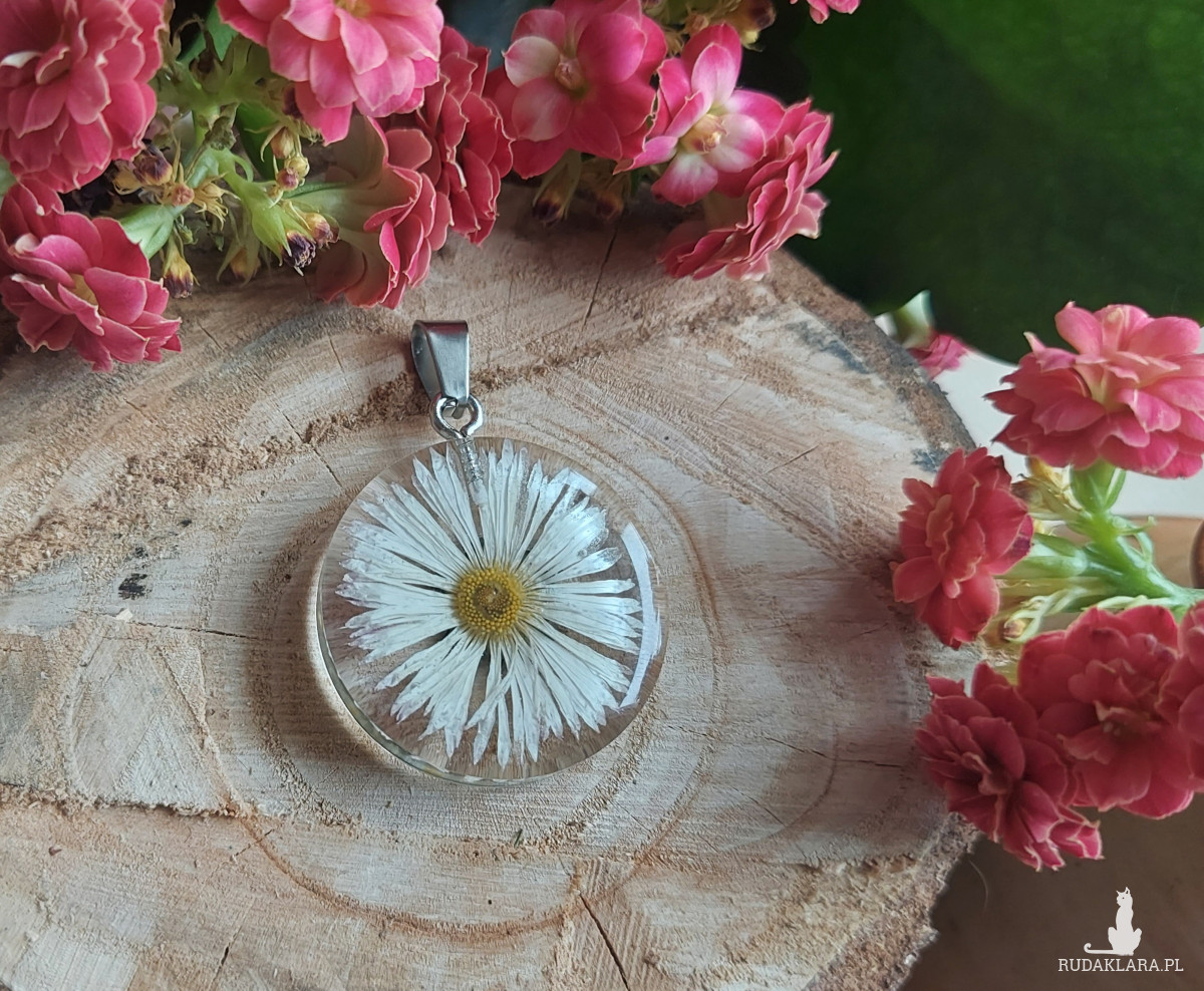 srebrna zawieszka srebrny wisiorek naszyjnik żywica z żywicy stokrotka stokrotką kwiaty z kwiatami