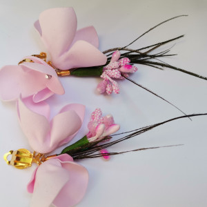 Klipsy pudrowe róż pióra