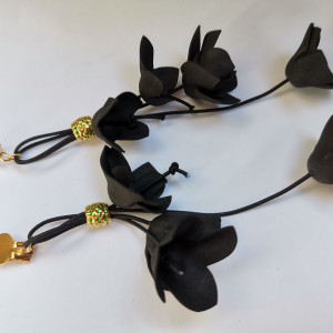 Klipsy czarne kwiaty ze złotem