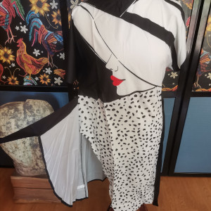 Sukienka nietoperzowa z kobieta