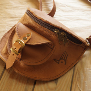 SKÓRZANA NERKA Jasny Naturalny Brąz