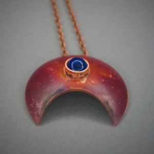 Moc, lunula miedziana z lapis lazuli.