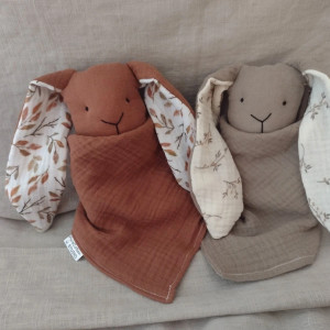 muślinowy królik z uszami w liście, pierwsza przytulanka z muślinu, pomysł na prezent dla noworodka, sensoryczna szmatka przytulanka, pieluszka ulewajka