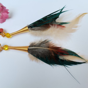 Klipsy pióra w złotej oprawie