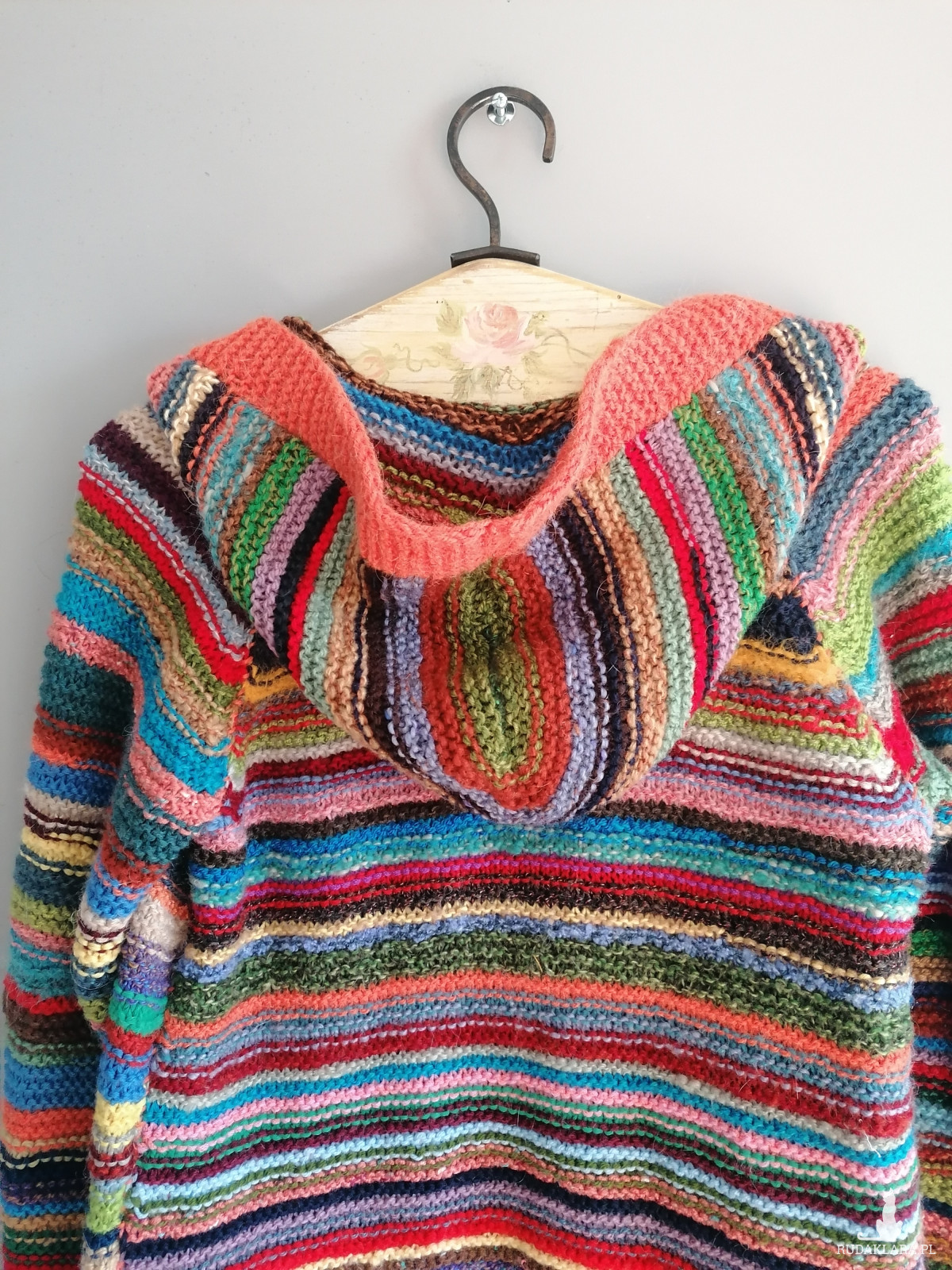 Kolorowy sweter z resztek