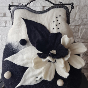 Biało czarna torebka z wełny