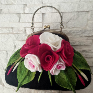 Torebka z bukietem różyczek