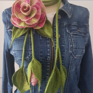 Zamotka z broszką różą