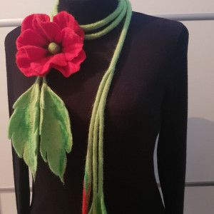 Zamotka z broszką makiem