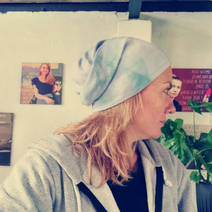 Czapka ma podszewce uniwersalna