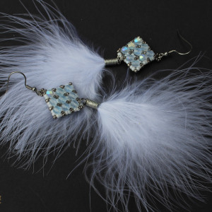 zwiewne kolczyki z białymi piórkami