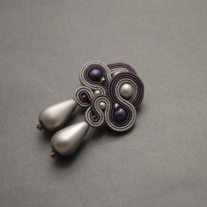 szaro-fioletowe kolczyki lub klipsy sutasz