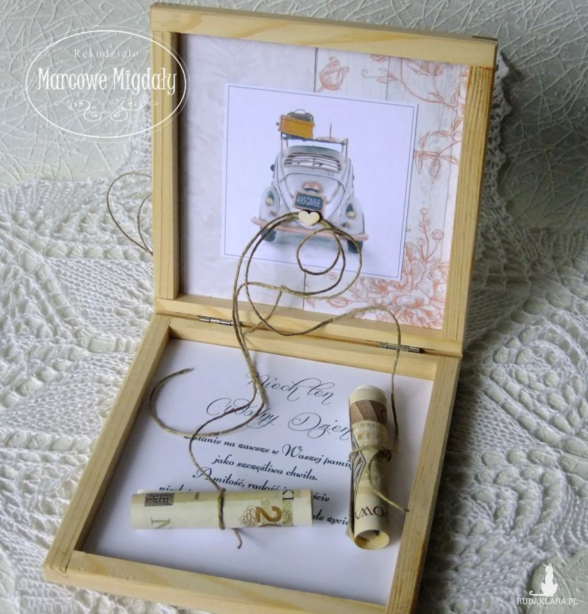 Drewniana kartka pamiątka ślubna na banknoty
