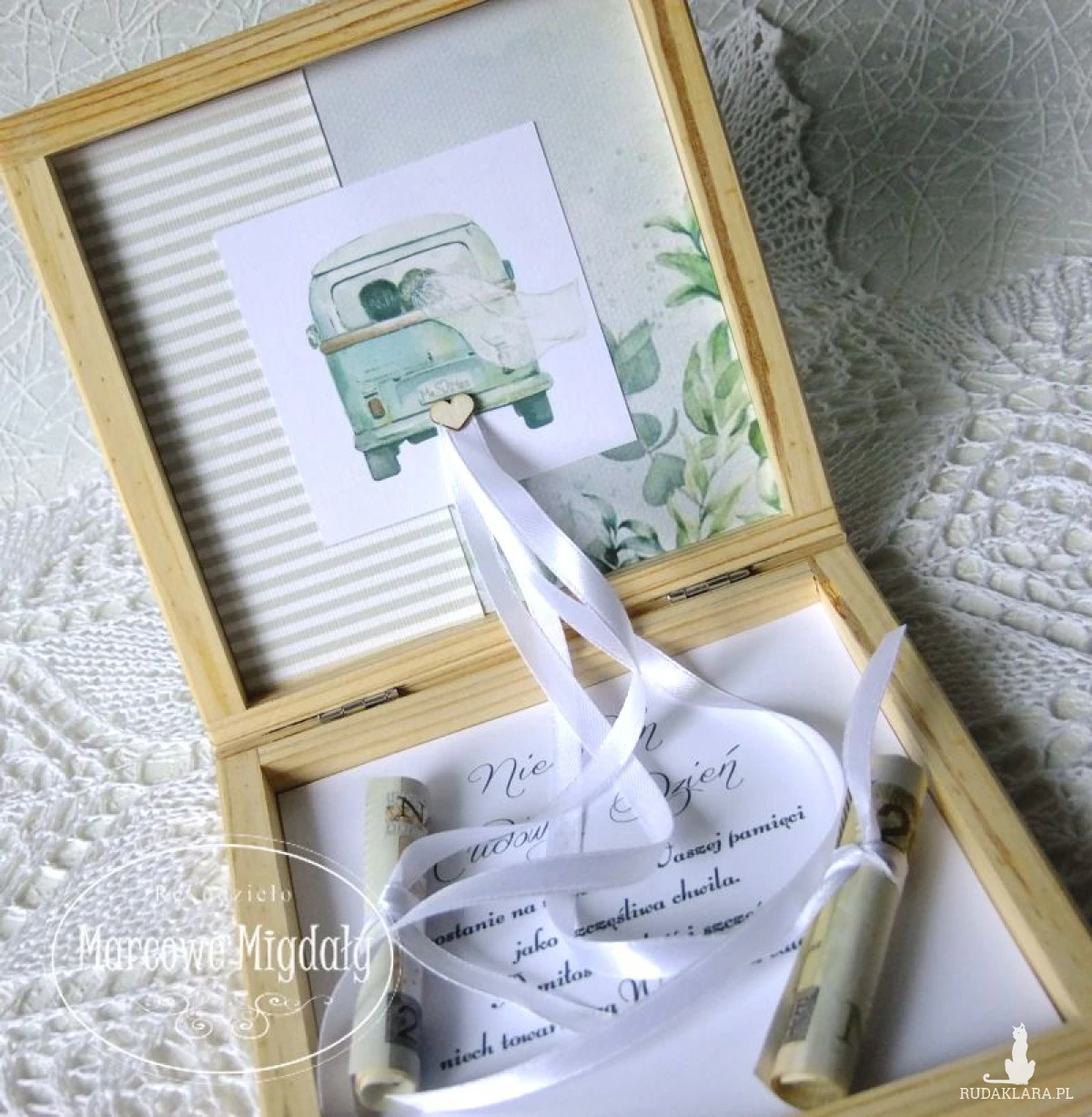 Drewniana kartka pamiątka ślubna na banknoty