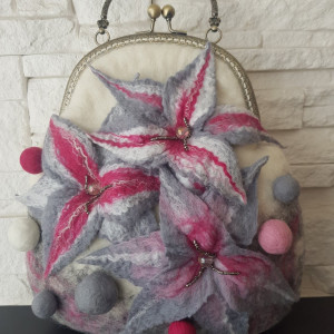 Wełniana torebka z kwiatami