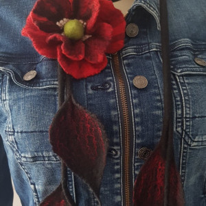 Zamotka z broszką makiem