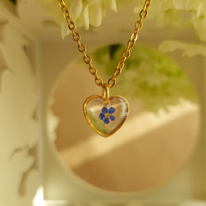 złota zawieszka złoty wisiorek niezapominajki kwiat naszyjnik żywica z żywicy kwiaty z kwiatami niezapominajka z niezapominajkami serce serduszko