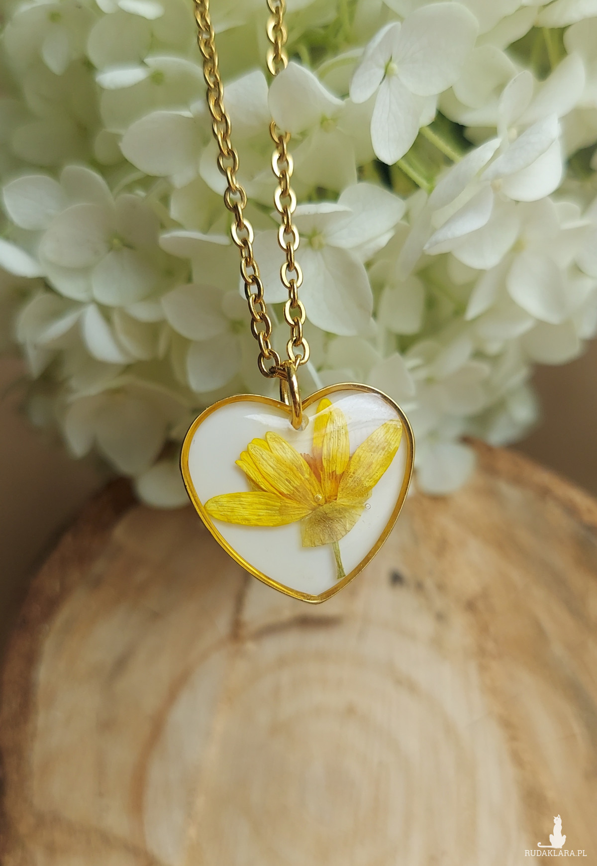 złota zawieszka złoty wisiorek żółty kwiat naszyjnik żywica z żywicy kwiaty z kwiatami serce serduszko