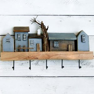 Drewniany wieszak z szarymi domkami - Uliczka